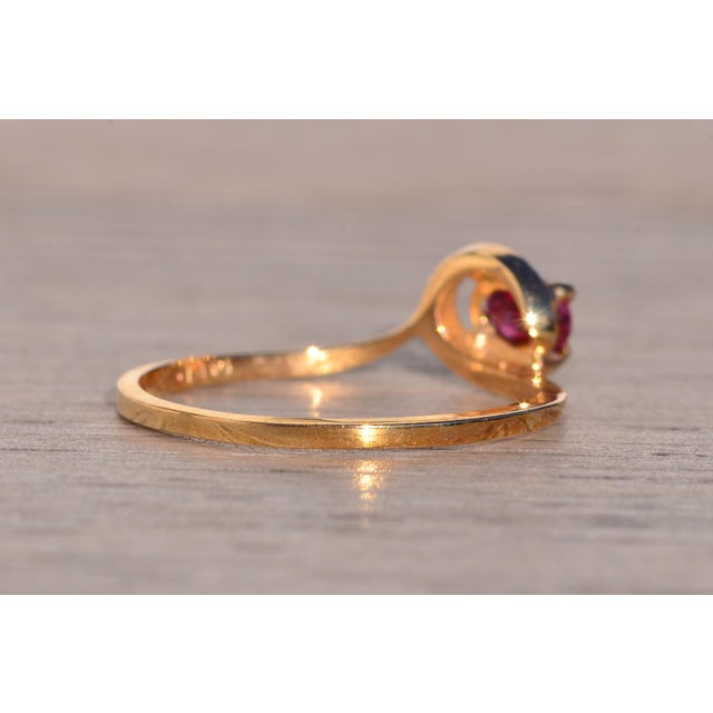Metal Nueve Calle: Oval Natural Ruby Set East to West Inside Yellow Gold Wave For Sale - Image 7 of 11