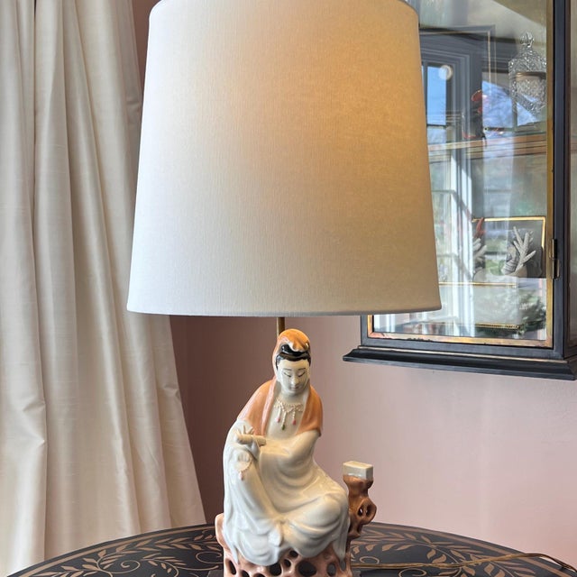 White 1940s Guanyin porcelain accent lamp on wooden base // vintage goddess lamp // chinoiserie lamp // designer lighting // table lamp // For Sale - Image 8 of 17