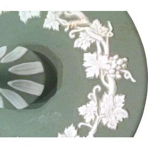 Early 20th Century Vintage Wedgwood Porcelain Grapevine Box For Sale - Image 5 of 6