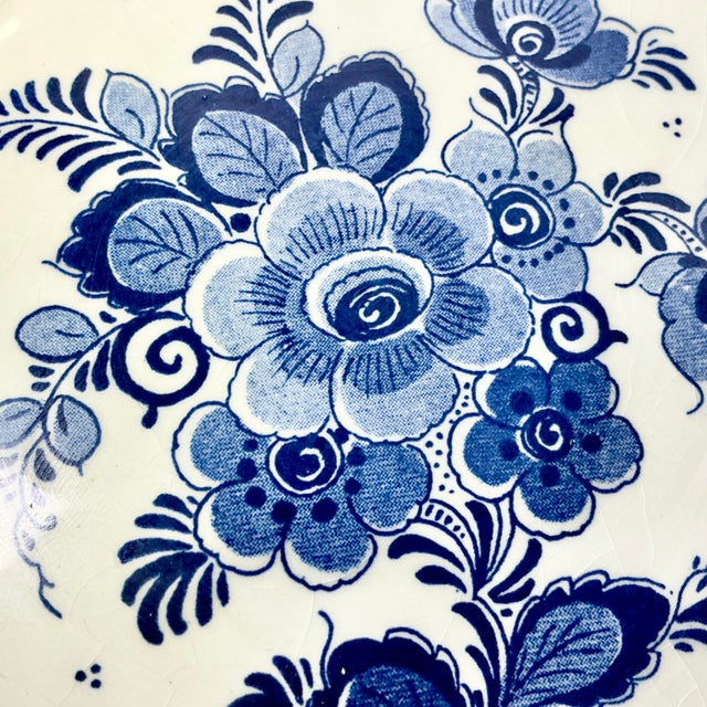 Cornflower Blue 1940s Vintage Hollywood Regency Boho Chic Delft Hand Painted Covered Trinket Box For Sale - Image 8 of 13