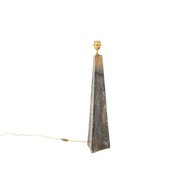 Triangular conical shape lamp in onyx, in grey, white and yellow tones. Work realized in the 20th century. New and...