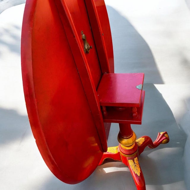 Chinoiserie English Georgian Style Red Lacquer and Gilt Chinoiserie Tilt-Top Tripod Table For Sale - Image 3 of 7