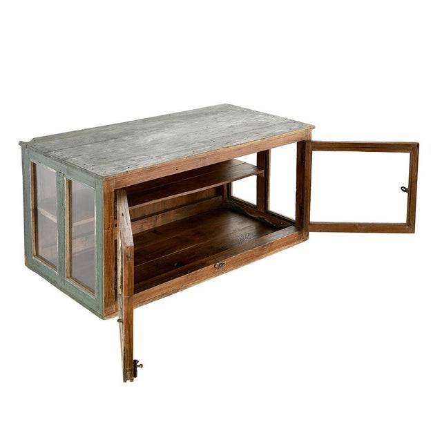 I present to you a superb old display case, a piece full of character and charm, straight out of its time. Made from solid...