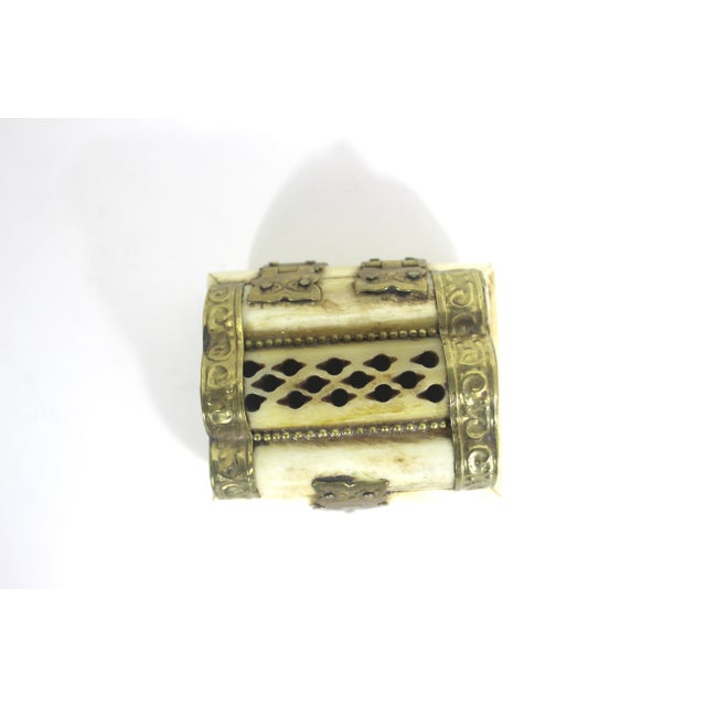 Length: 3 Inches; Width: 2.5 Inches; Height: 2 Inches I love interesting vintage boxes! They look so great on top of a...