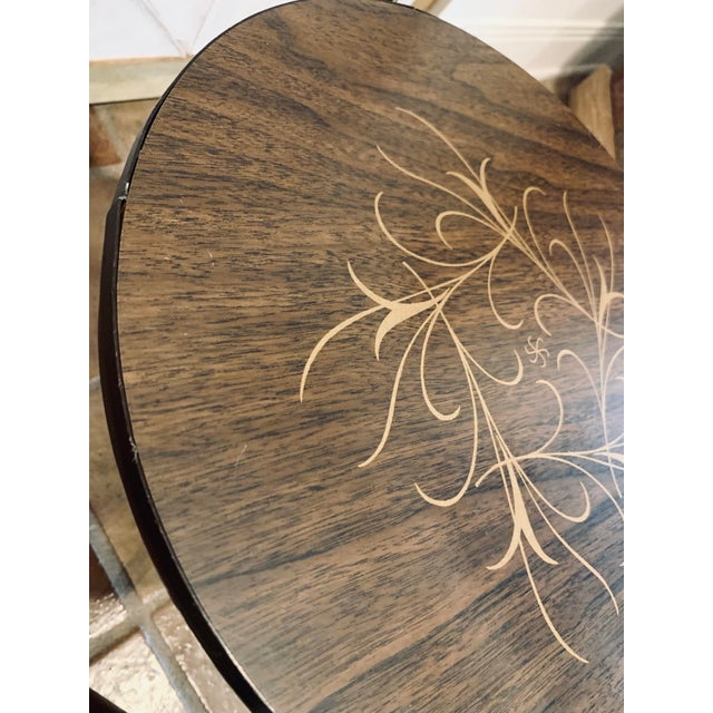 Vintage Mid-Century Modern Round Stacking Side Tables With an Abstract ‘Atomic Ranch’ Style Design on Top & Brass Fittings at the Legs- Set of 3 For Sale - Image 9 of 12