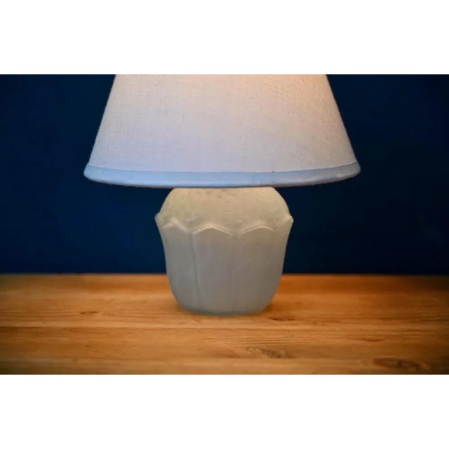This charming Art Deco style lamp is made according to the molded pressed glass technique. The shortbread glass of the...