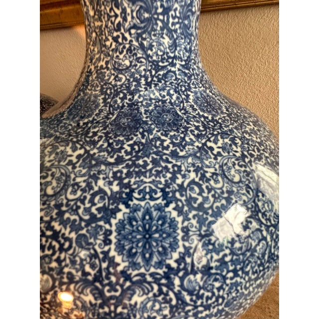 Pair of Large Antique Chinese Blue & White Chinoiserie Floral Tianqiuping Vases For Sale In San Diego - Image 6 of 12