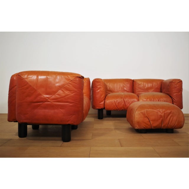Sofas and Poufs in Orange Leather Marius & Marius by Mario Marenco for Arflex, 1970s, Set of 3 For Sale - Image 3 of 18