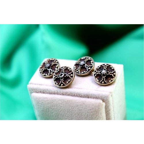 Gold Cufflinks with Shell Reliefs and Diamond Chips in the Center, Set of 2 For Sale - Image 5 of 7