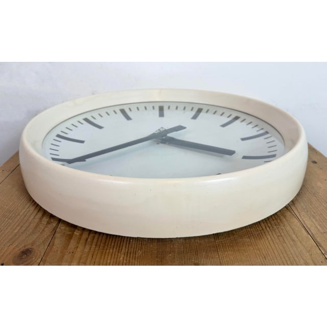 Large Industrial Bakelite Factory Wall Clock from Pragotron, 1960s For Sale - Image 12 of 18