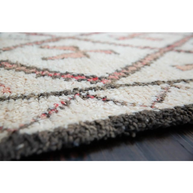 Early 2000's Natural White Brown & Rose Vintage Marmoucha Moroccan Rug - 9'2 X 4'9" For Sale - Image 11 of 11