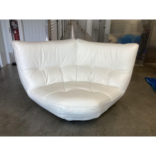 1980s Super Cool Contemporary Italian White Leather Double Curved Chair For Sale - Image 5 of 9
