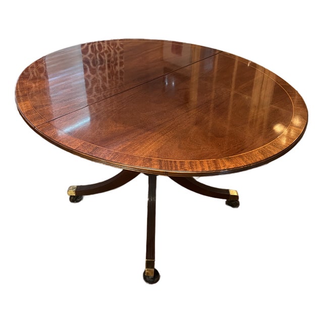 1980s Baker Furniture Historic Charleston Georgian Banded Mahogany Pedestal Dining Table For Sale