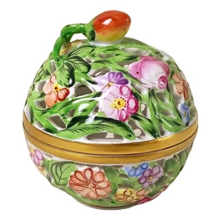1980s Herend Hungary Bonbonniere 6214 C Reticulated Handpainted Porcelain Box Green Lattice Strawberry Finial Grandmillennial Small Vanity Decor For Sale