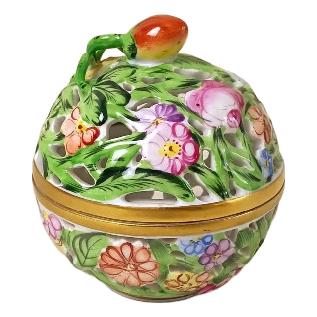 1980s Herend Hungary Bonbonniere 6214 C Reticulated Handpainted Porcelain Box Green Lattice Strawberry Finial Grandmillennial Small Vanity Decor For Sale
