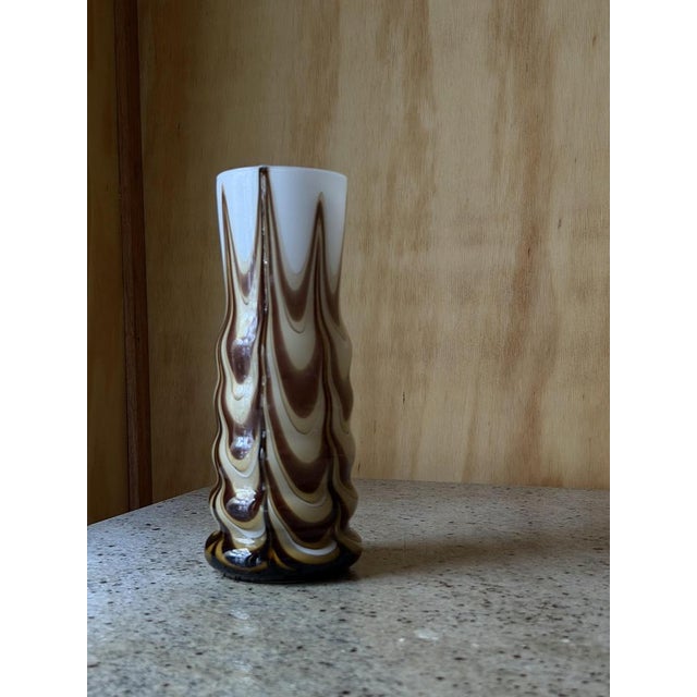 Mid-Century Modern Italian Brown and White Swirl Pulled Feather Murano Glass Vase by Carlo Moretti, 1970s For Sale - Image 4 of 8