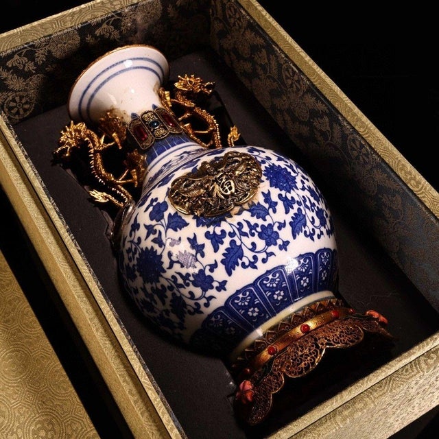 This is a magnificent and highly decorative vintage Chinese vase, blending the classic elegance of blue and white...