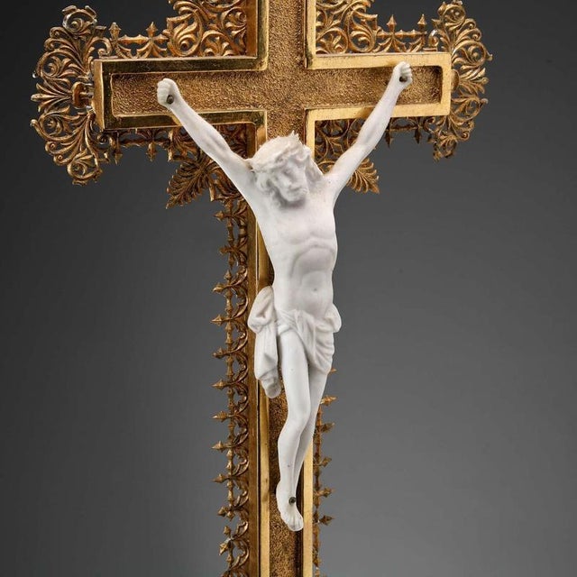 Gold Crucifix in Gilded Wood and Biscuit Porcelain For Sale - Image 8 of 9