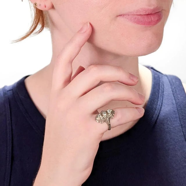 A fine antique Art Deco white gold & diamond ring. In 14 karat white gold. With a trio of 3 bezel-set transitional round...