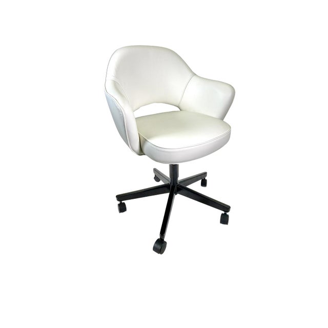 Mid-Century Modern Saarinen Executive Armchair in Italian White Leather, Black Swivel Base For Sale - Image 3 of 9