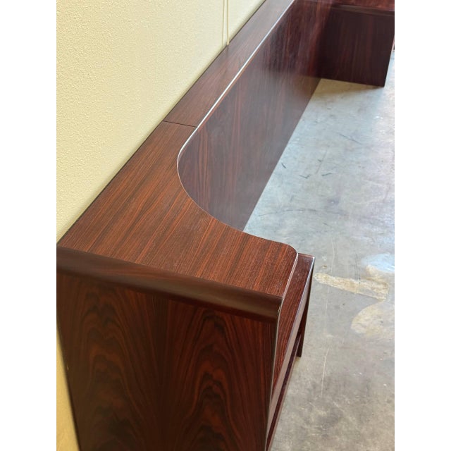 1960s Danish Mid-Century Modern Rosewood King Headboard With Integrated Nightstands by Arne Wahl For Sale - Image 9 of 11