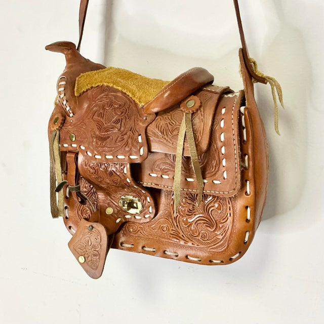 1980s 1980s Vintage Southwestern Americana Tooled Leather Trompe I’Oeil Saddle Shoulder Handbag. For Sale - Image 5 of 16
