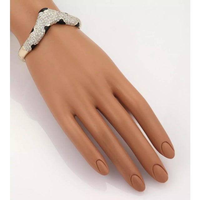 1990s Diamond 3.75ct Enamel 18k Yellow Gold V Shape Bangle Bracelet For Sale - Image 5 of 5