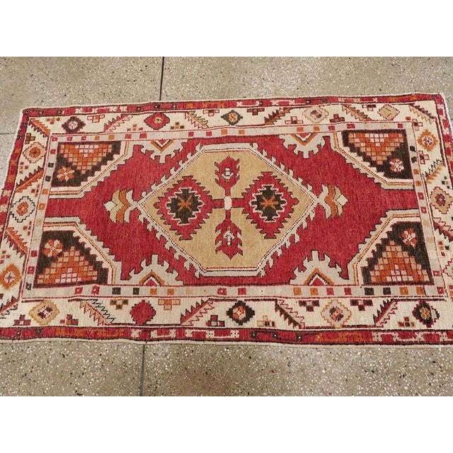 Galerie Shabab Collection Mid-20th Century Handmade Turkish Oushak Throw Rug in Red and Ivory For Sale In New York - Image 6 of 9