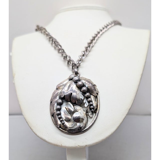 Mid-Century Modern Vintage 1950s Signed Napier Silvertone Stylized Leaves Pendant Necklace For Sale - Image 3 of 12