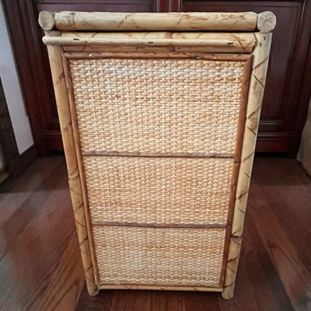 Wood Vintage Chinoiserie Bamboo and Cane Wicker Lidded Small Side Table, Blanket Chest For Sale - Image 7 of 12