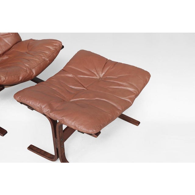 Set of Cognac Leather Highback Siesta Chair and Ottoman by Ingmar Relling for Westnofa, 1970s For Sale - Image 6 of 9