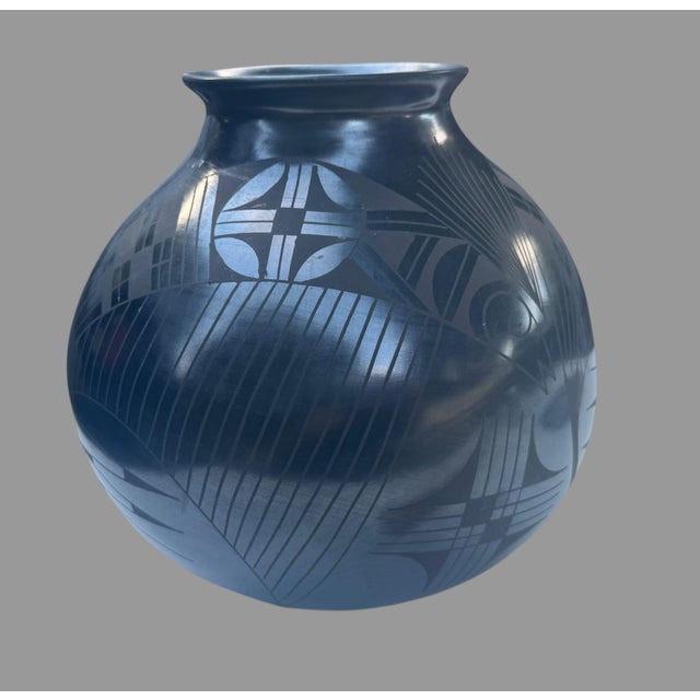 Rustic Jesus Pina Mata Ortiz Black on Black Pottery Olla Vase Signed 10” Mexico For Sale - Image 3 of 7