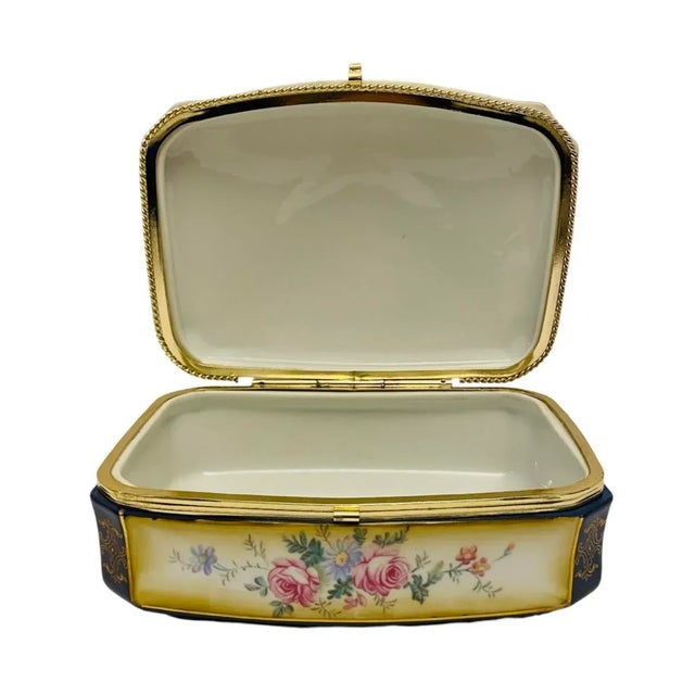 Early 20th Century Antique Limoges Porcelain Dresser Box, Hand Painted Romantic Scene For Sale In Atlanta - Image 6 of 9