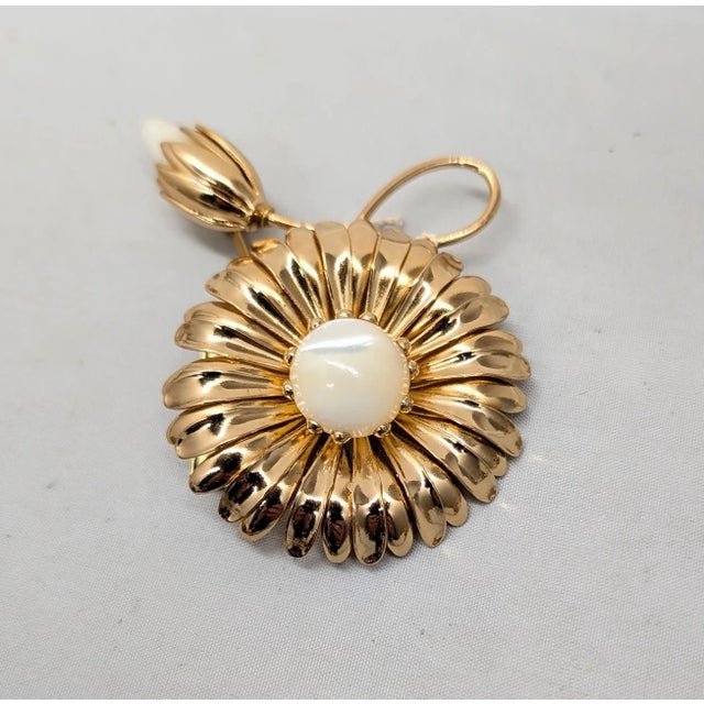 Mid-Century Modern Vintage Signed Napier Goldtone Yellow Cabochon Flower & Bud Brooch For Sale - Image 3 of 8