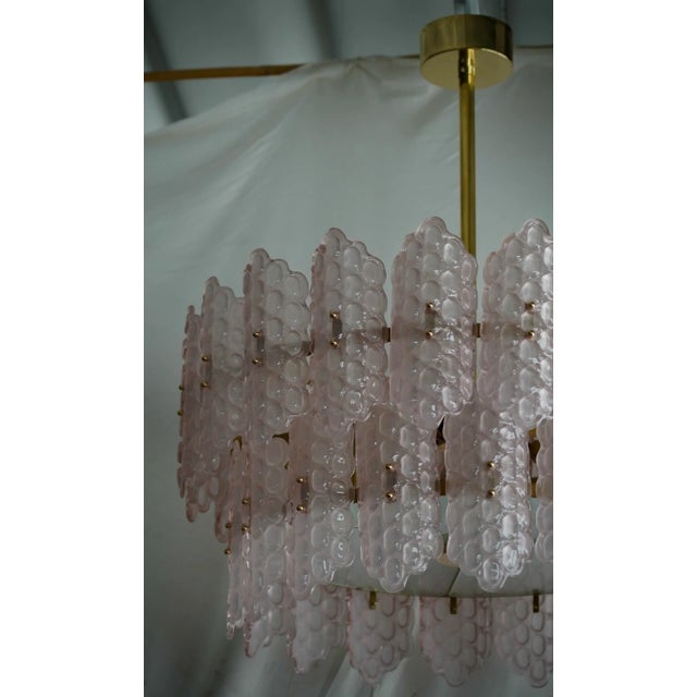 Fantastic round chandelier in Murano glass and polished brass. Note the shape of the light pink Murano glass shells, very...