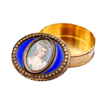 Snuff Box in Gilded Silver with Frieze For Sale
