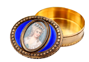 Snuff Box in Gilded Silver with Frieze
