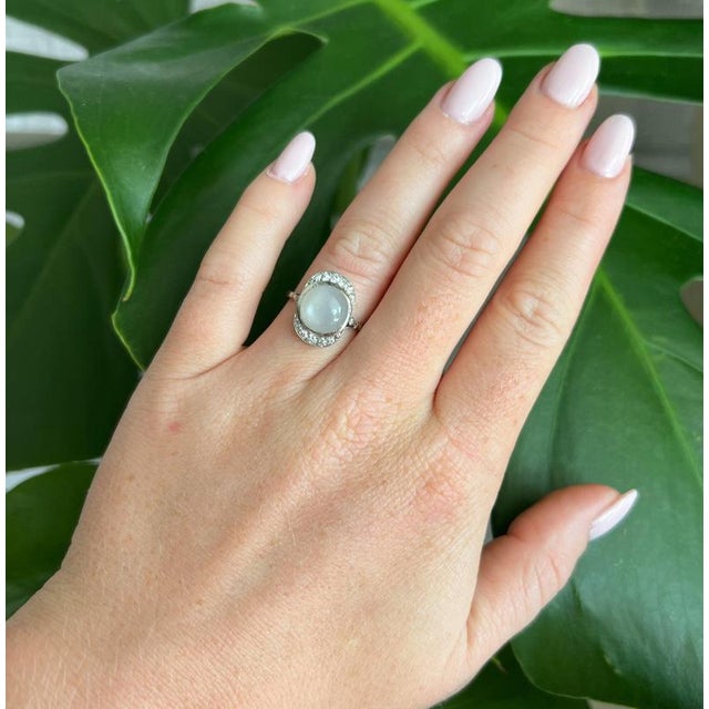 This 18-carat gold art deco ring, dating from the 1920s, seduces with its timeless elegance and refinement. It highlights...