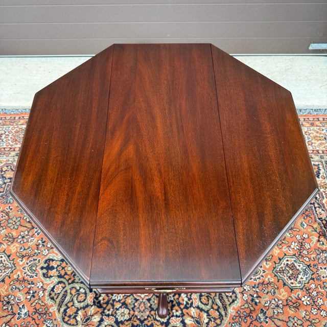 American 1990s Henkel Harris Queen Anne Solid Mahogany Octagonal Jefferson Table #5400 For Sale - Image 3 of 15