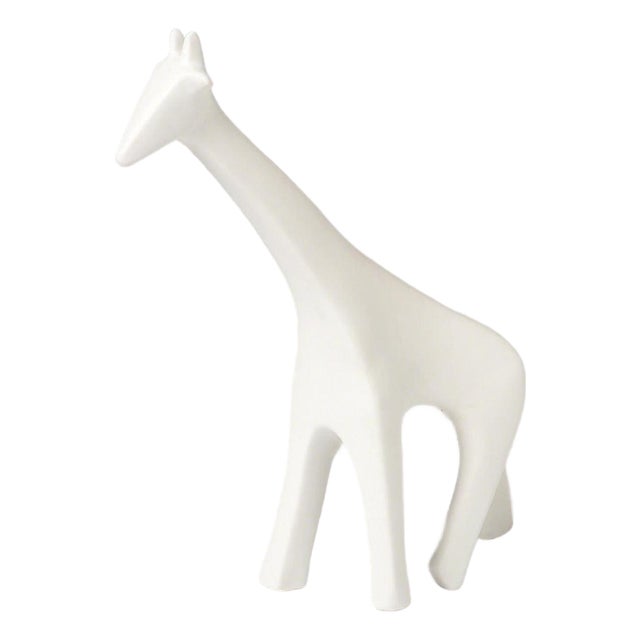 Minimalist Matte White Giraffe Sculpture – Modern Ceramic Decorative Object For Sale