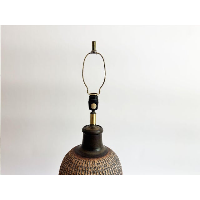 1960s Bob Kinzie Affiliated Craftsmen Studio Mid Century Textured Monumental Pottery Table Lamp For Sale - Image 9 of 9