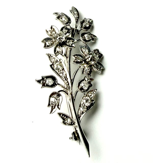 Vintage English 18 Karat White Gold Diamond 1 Carat Flower 2.2 Inch Long Brooch For Sale - Image 4 of 14