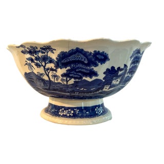 Large 1910s Footed Copeland Spode Tower Blue Willow Footed Ruffled Rim Salad Serving Bowl For Sale