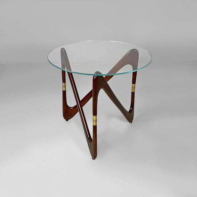 Italian mid-century modern coffe table in glass and wood, 1950s Coffee table with a round glass top. The wooden structure...