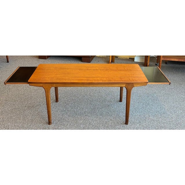 Iconic Mid Century Modern Extending Teak Coffee Table W/ Two Pull-Out Drinks Trays c.1960 For Sale - Image 10 of 12