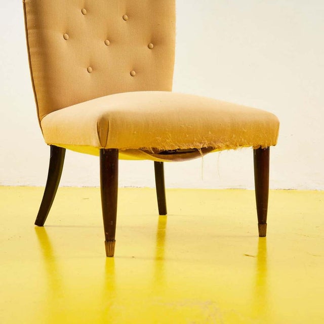 Discover this vintage chair with a simple and refined design, perfect for enhancing any space. Its high, padded backrest...