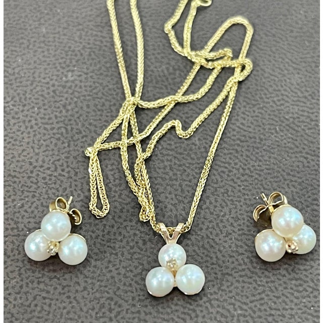 2020s Tripod Pearl Earring With Matching Pendant & 14 Karat Yellow Gold Chain Set For Sale - Image 5 of 7