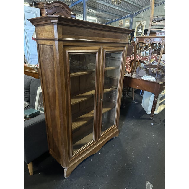 Antique Bookcase in Walnut, 1900, in Very Good conditions. Designed 1890 to 1919