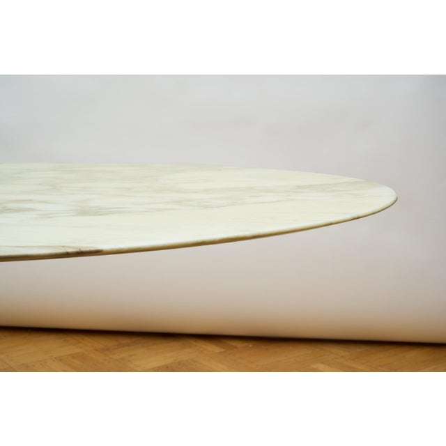Eero Saarinen Attributed to Knoll Saarinen Pedestal Dining Table With Calacatta Marble Top For Sale - Image 4 of 7