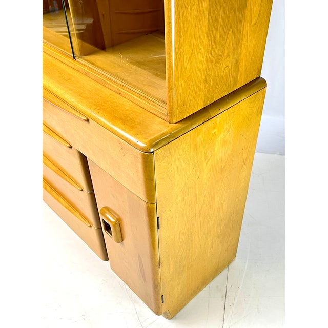 Mid-Century Modern Heywood-Wakefield Wheat "Encore" Solid Birch China Cabinet & Hutch – Model M593 (1952) For Sale - Image 14 of 18